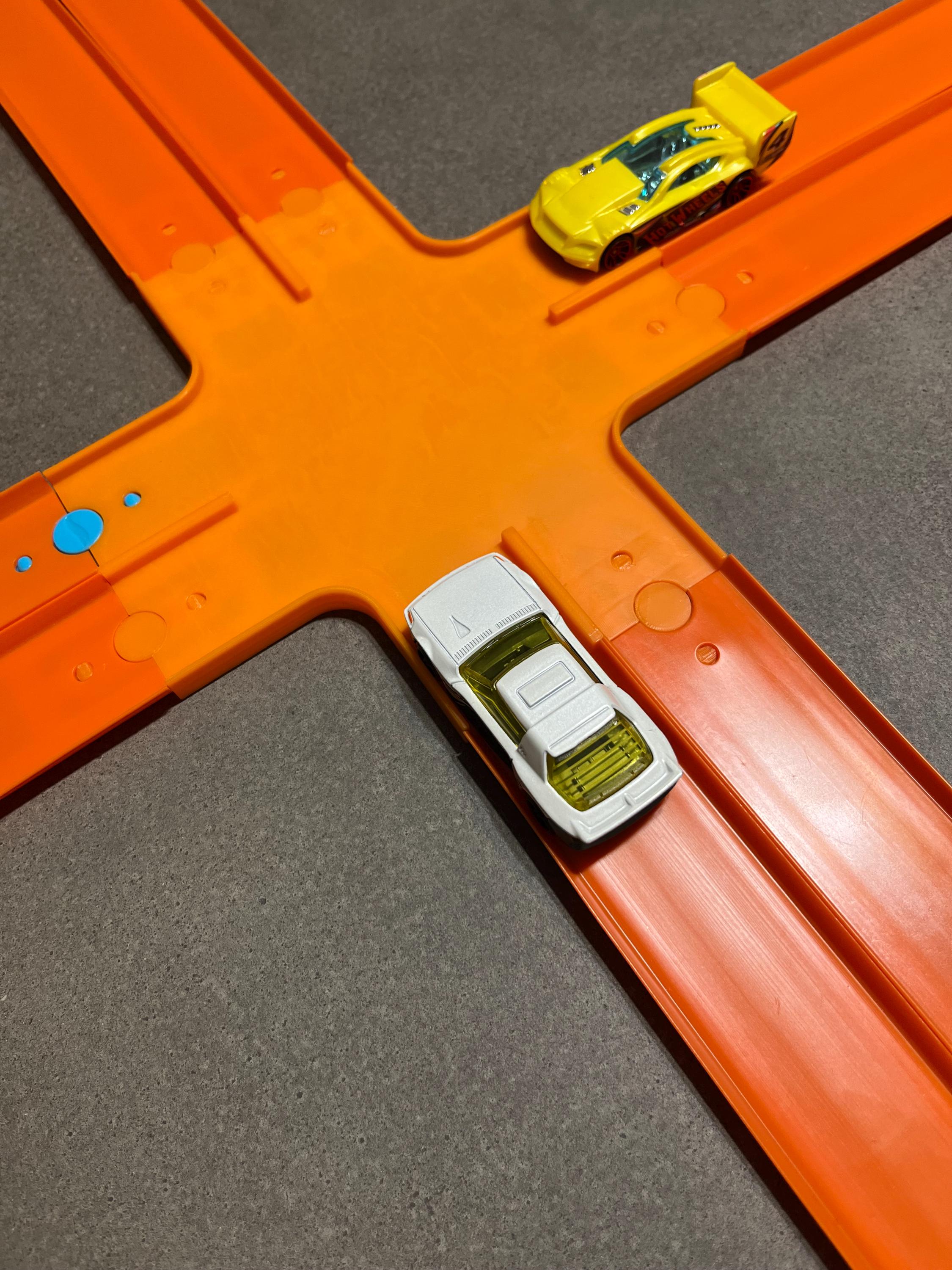 Double X Intersection – Modular 1:64 Scale Track Crossing Compatible with Hot Wheels® & Matchbox® (Monster Truck Friendly)