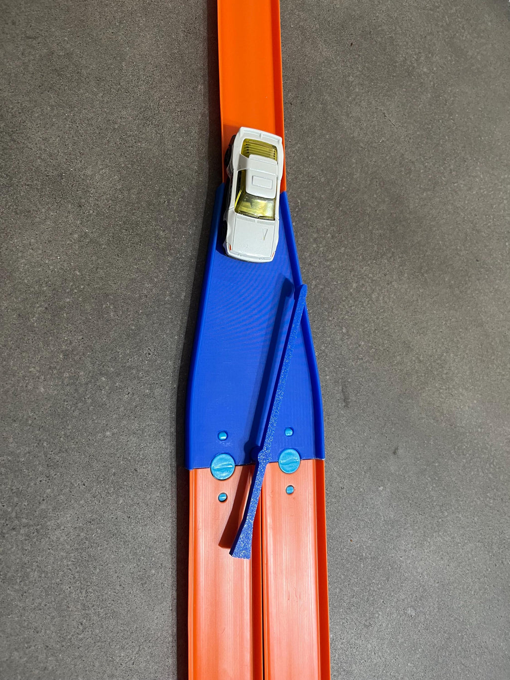 2-in-1 Y-Splitter Jump & Landing Ramp – Modular 1:64 Scale Track Piece Compatible with Hot Wheels® & Matchbox®