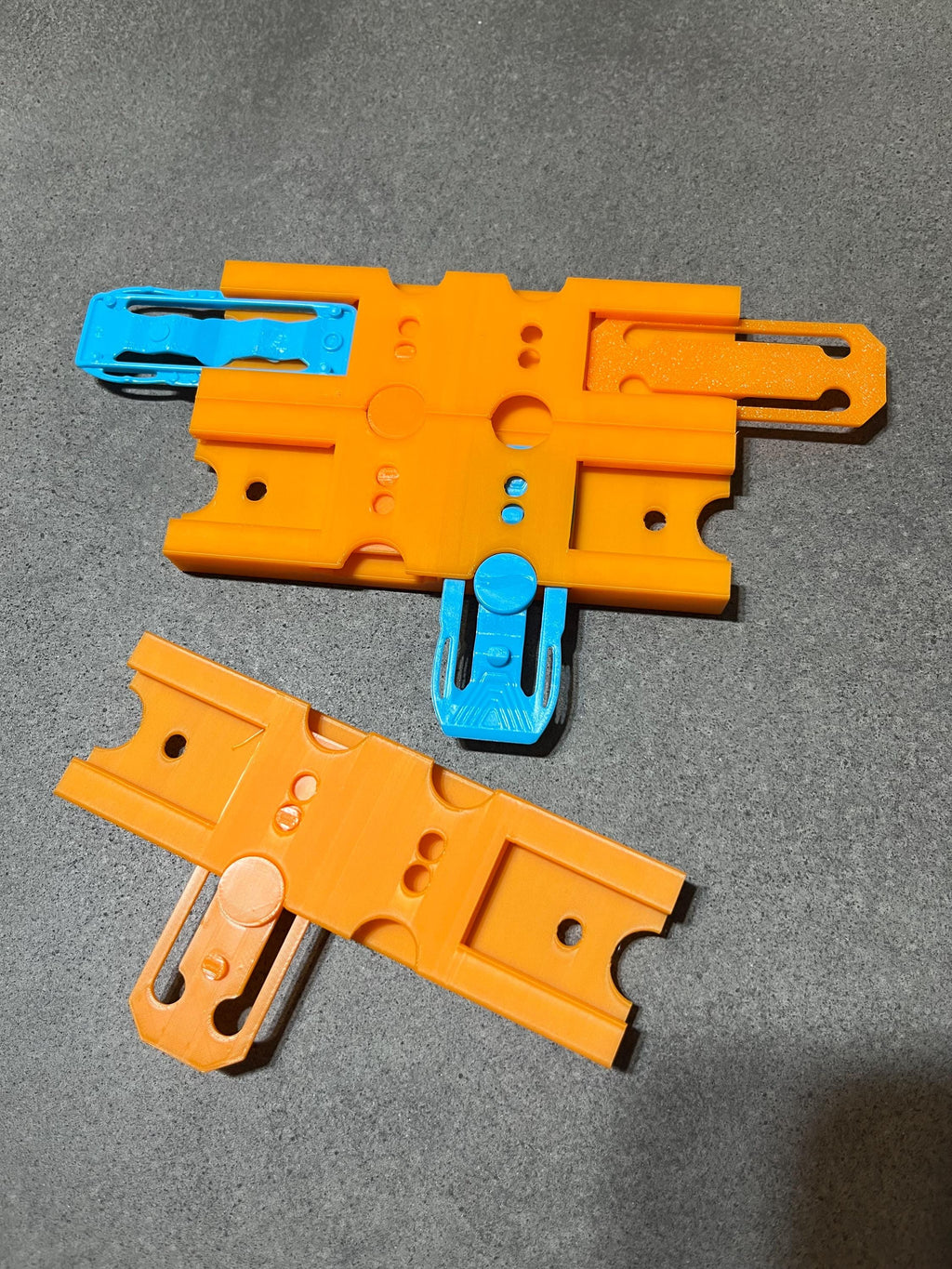 Multi-Lane Track Joiner – Modular 1:64 Scale Connector for 2–4+ Lanes Compatible with Hot Wheels® & Matchbox®